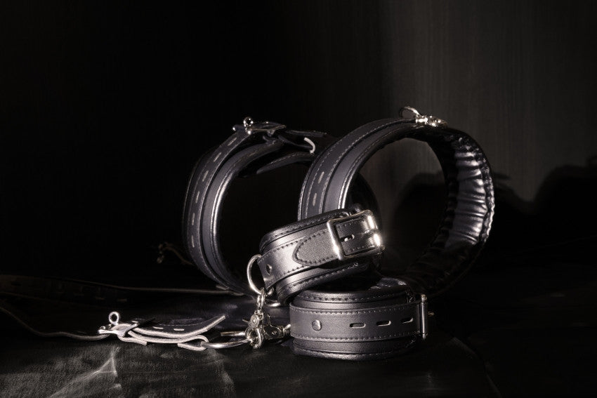 Set costrittivo per polsi e cosce Body Harness with Thigh and Hand Cuffs Black